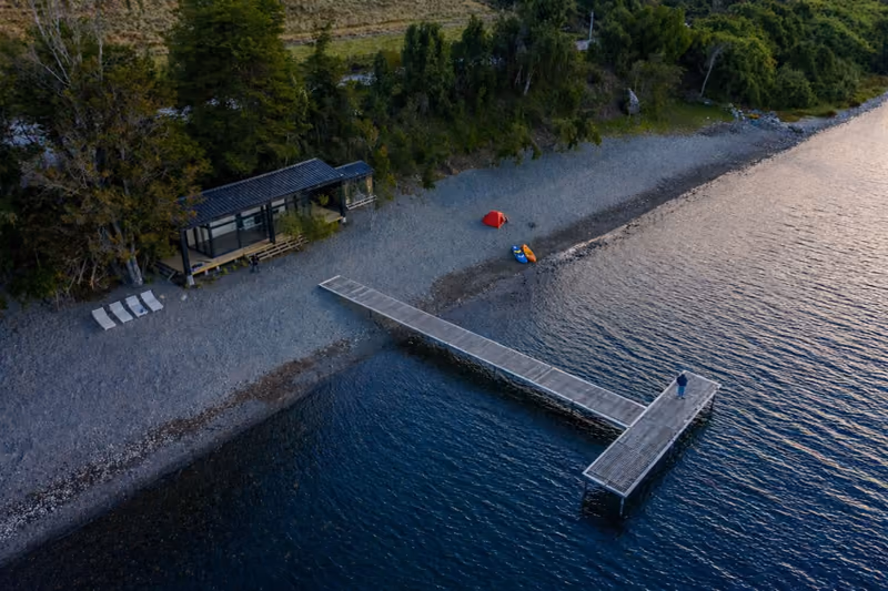 Muelle de madera sobre el Lago Rupanco