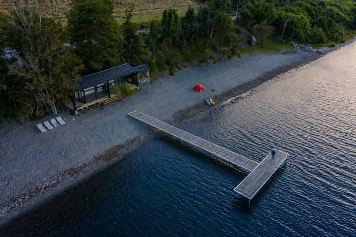 Muelle de madera sobre el Lago Rupanco en Vista Rupanco