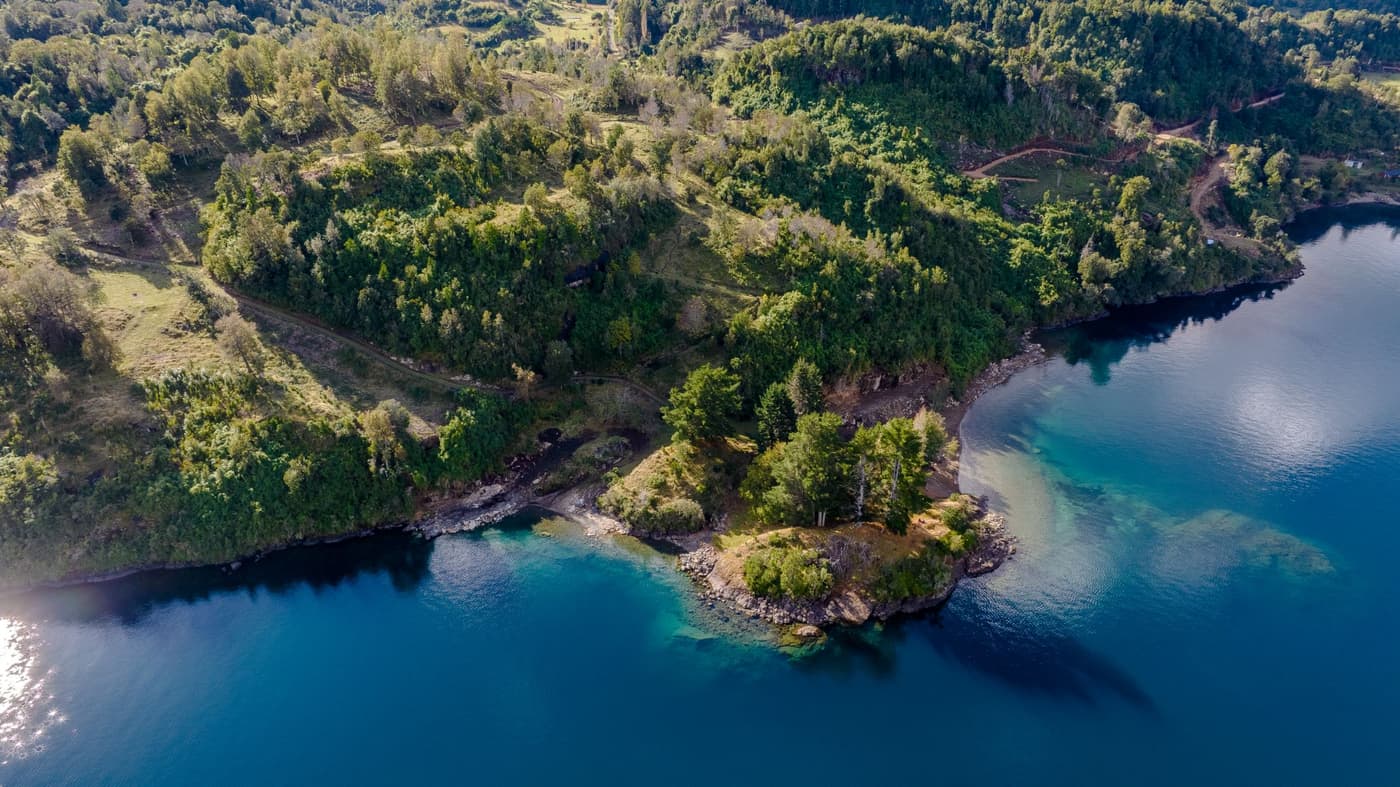 Vista aérea de las parcelas de Punta Huapi en la Península Illahuapi, Lago Ranco