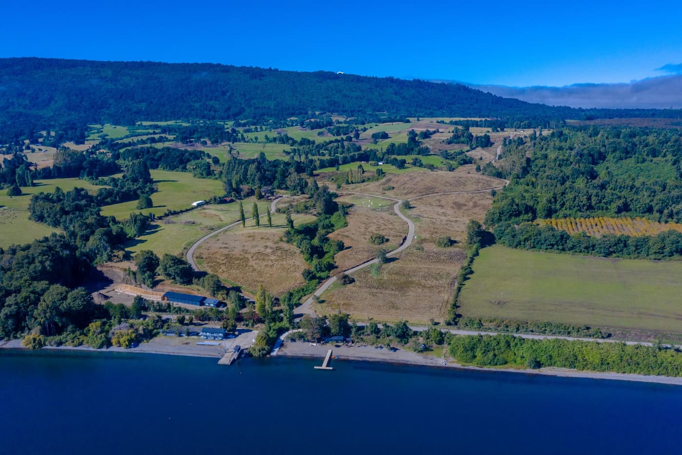 Vista aérea del muelle y la playa de Vista Rupanco, Lago Rupanco